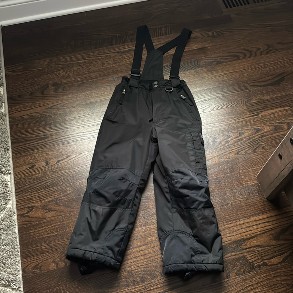 Unisex kids black snow pants with suspenders, barely worn. No rips or tears.